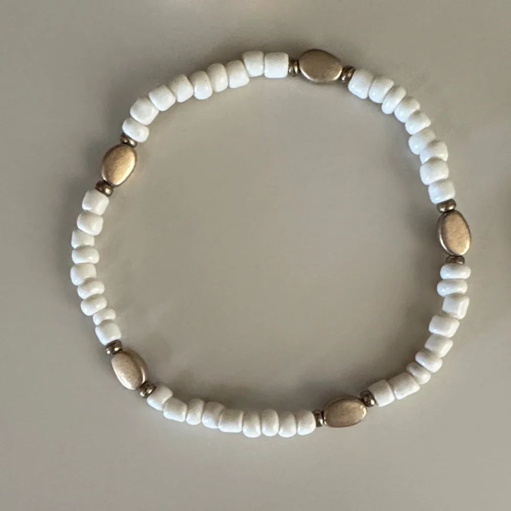 Women’s Gold and White Shell Bracelet Set OS EUC